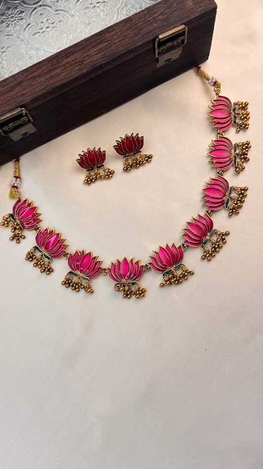 Gunguru Lotus Necklace Set