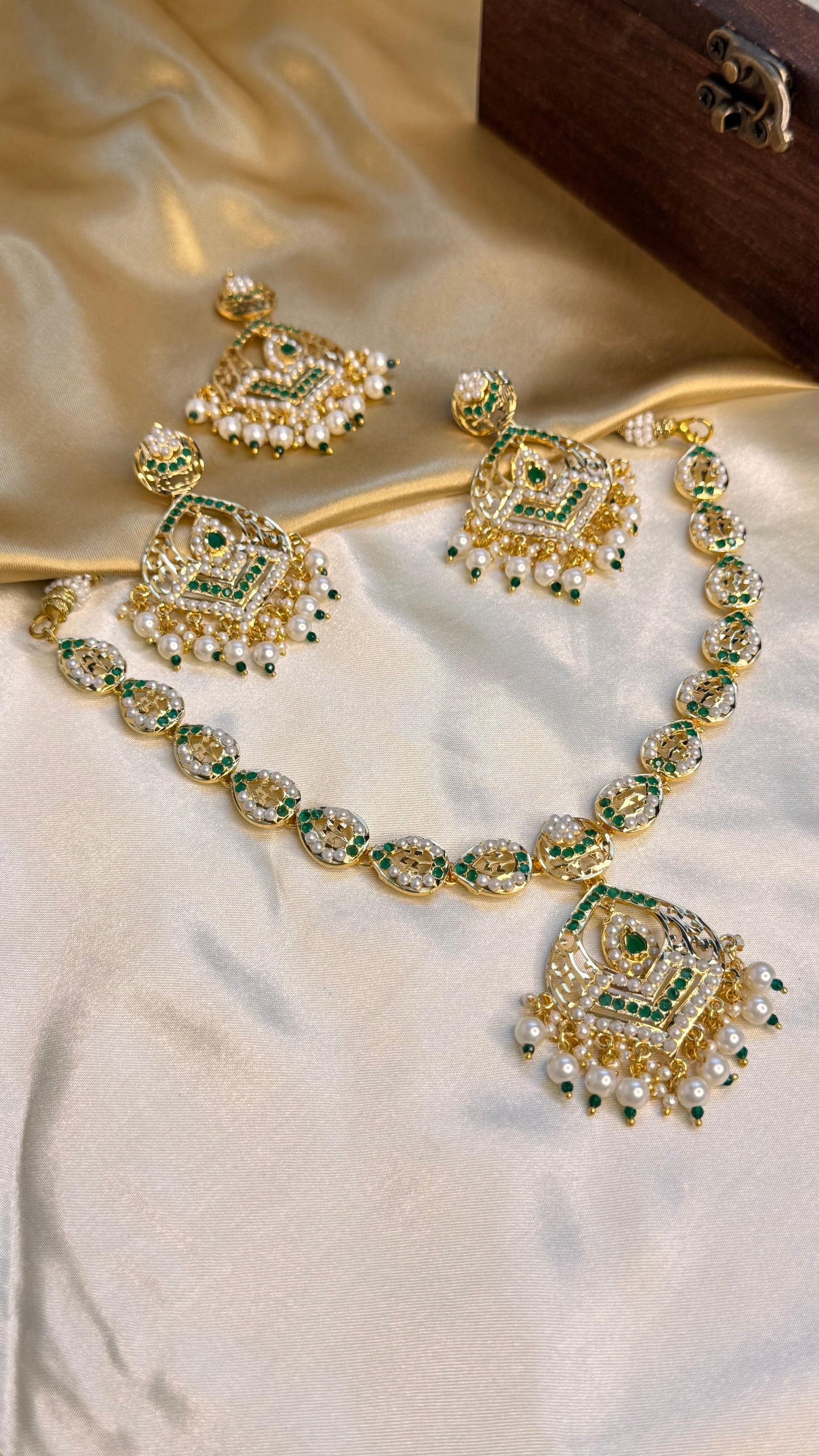Premium Rajasthani Petal necklace set with head chutti