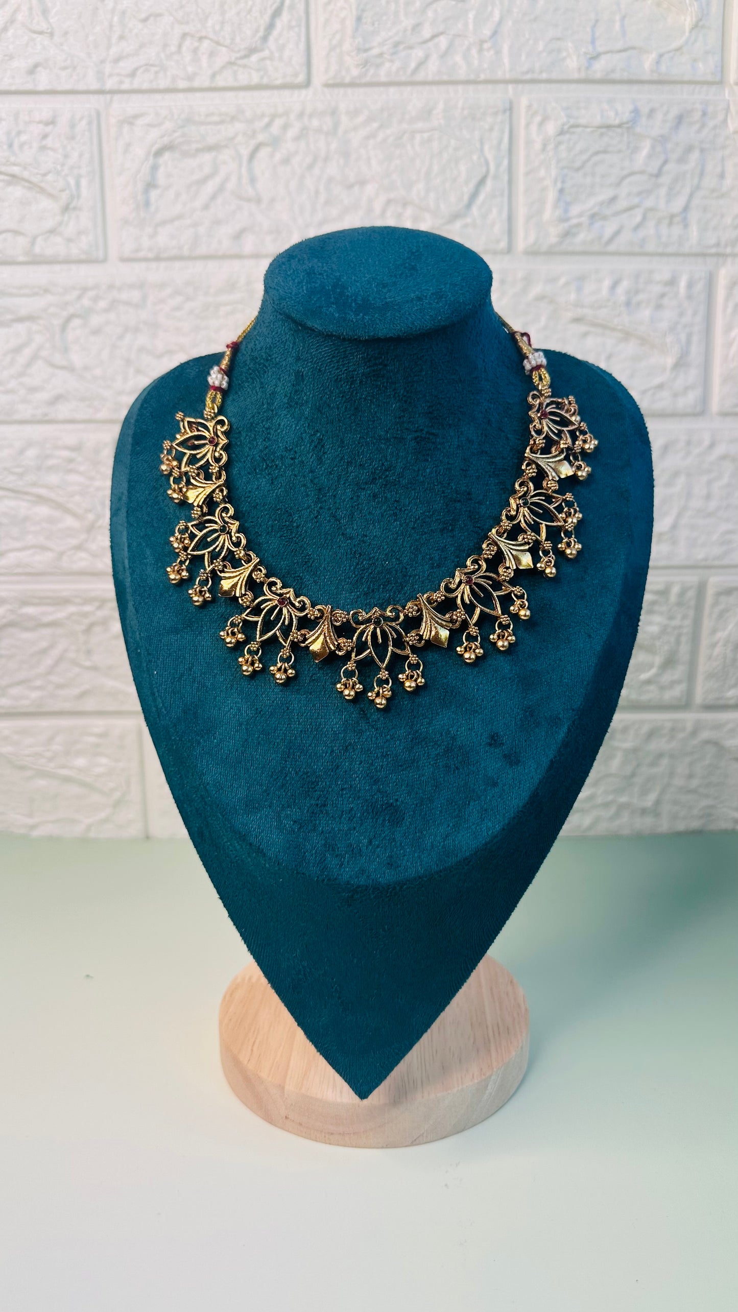 Pattern lotus necklace