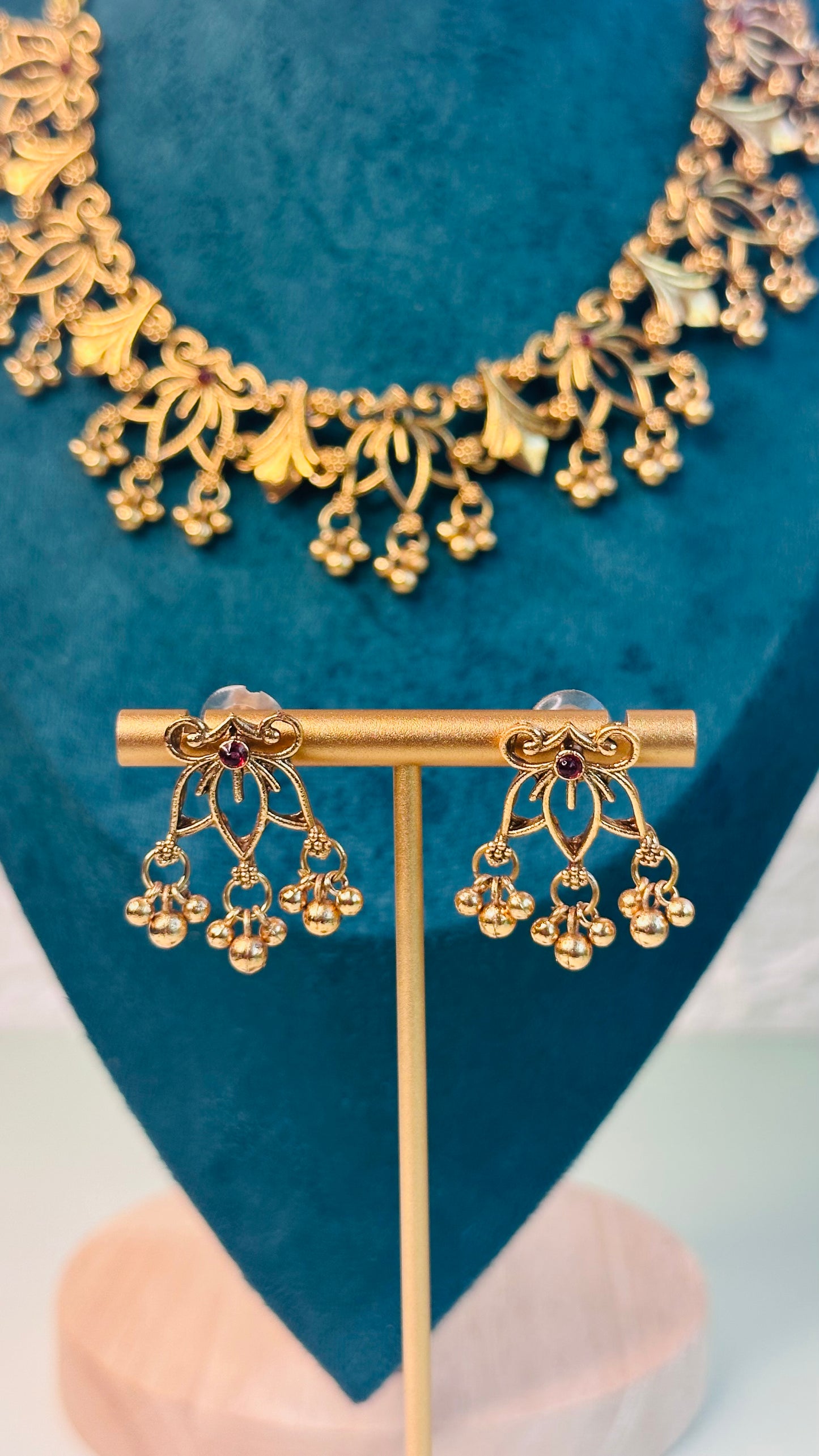 Pattern lotus necklace