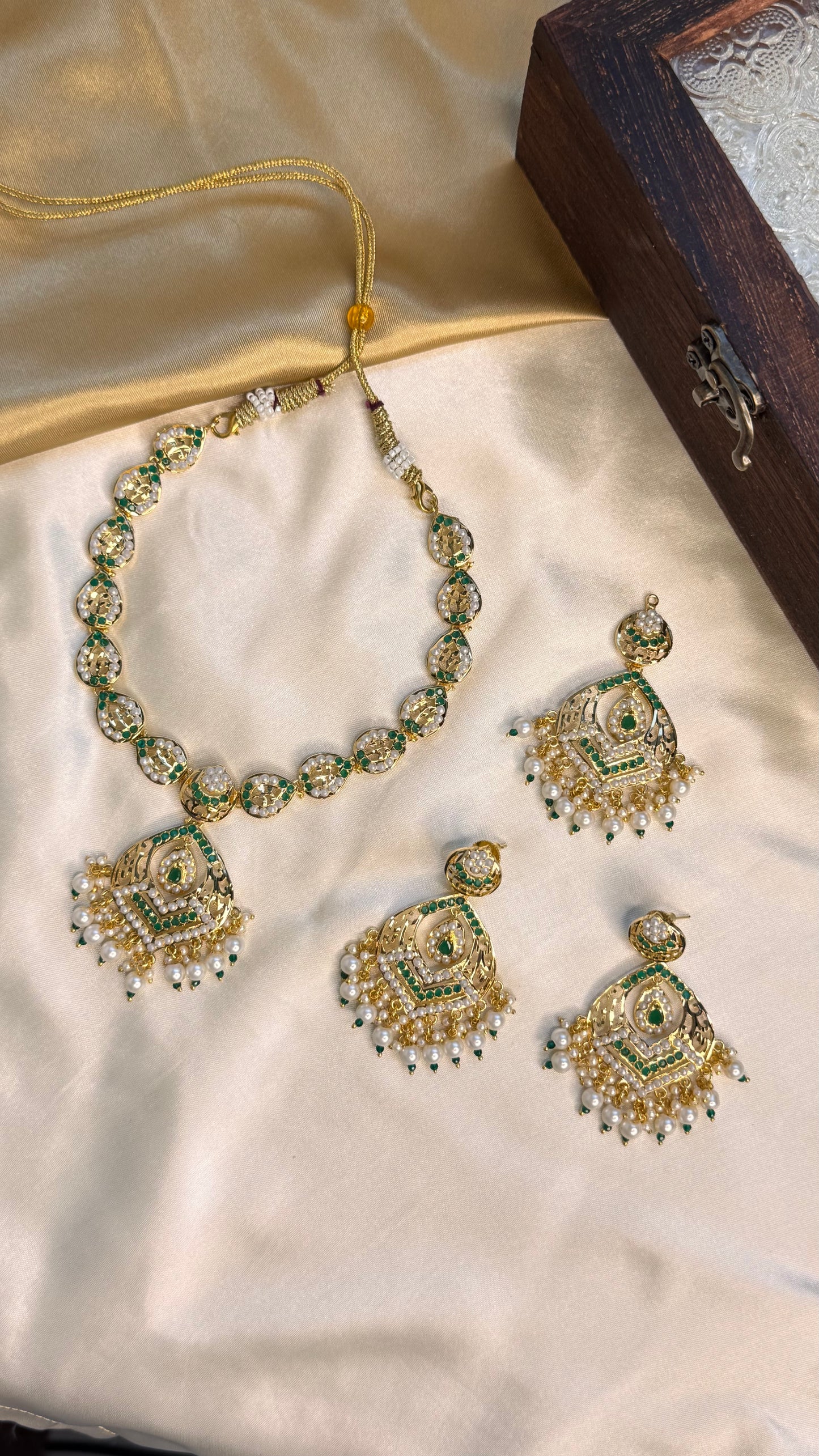 Premium Rajasthani Petal necklace set with head chutti