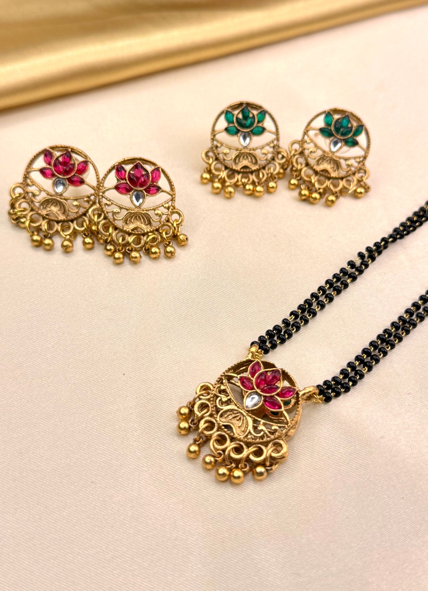Mangalsutra Reversible necklace set.