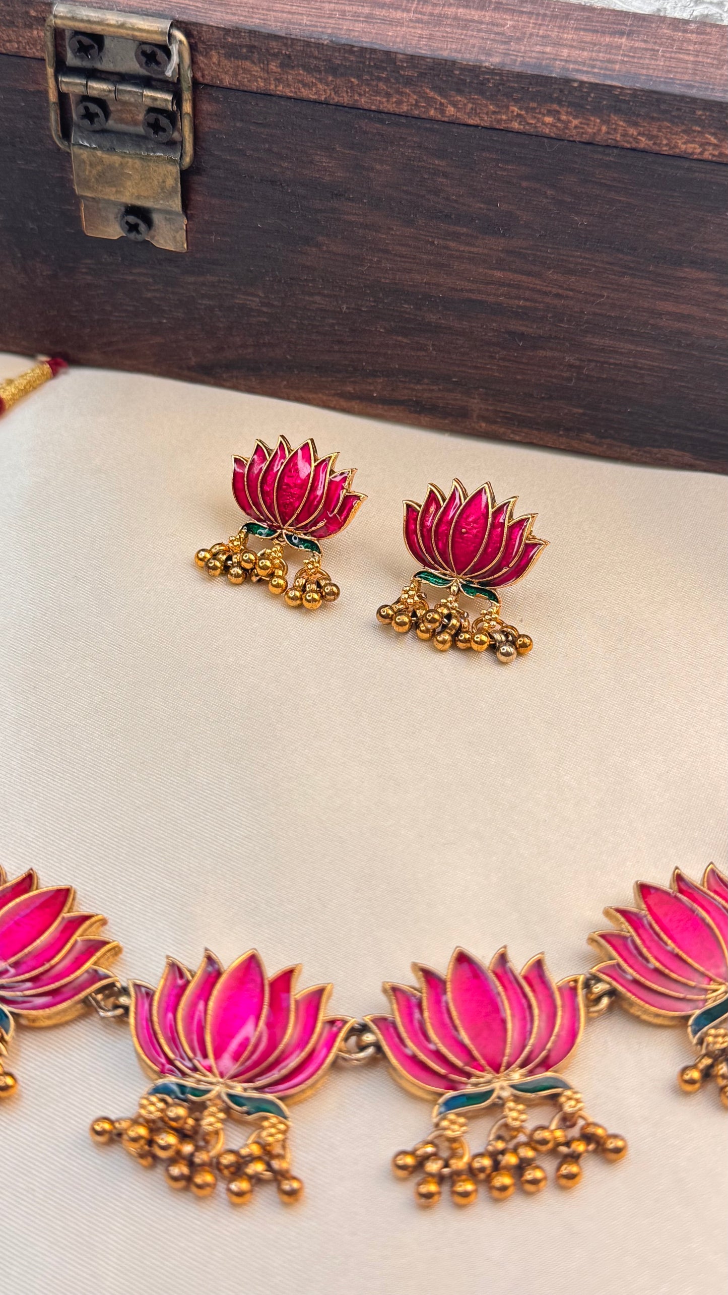 Gunguru Lotus Necklace Set