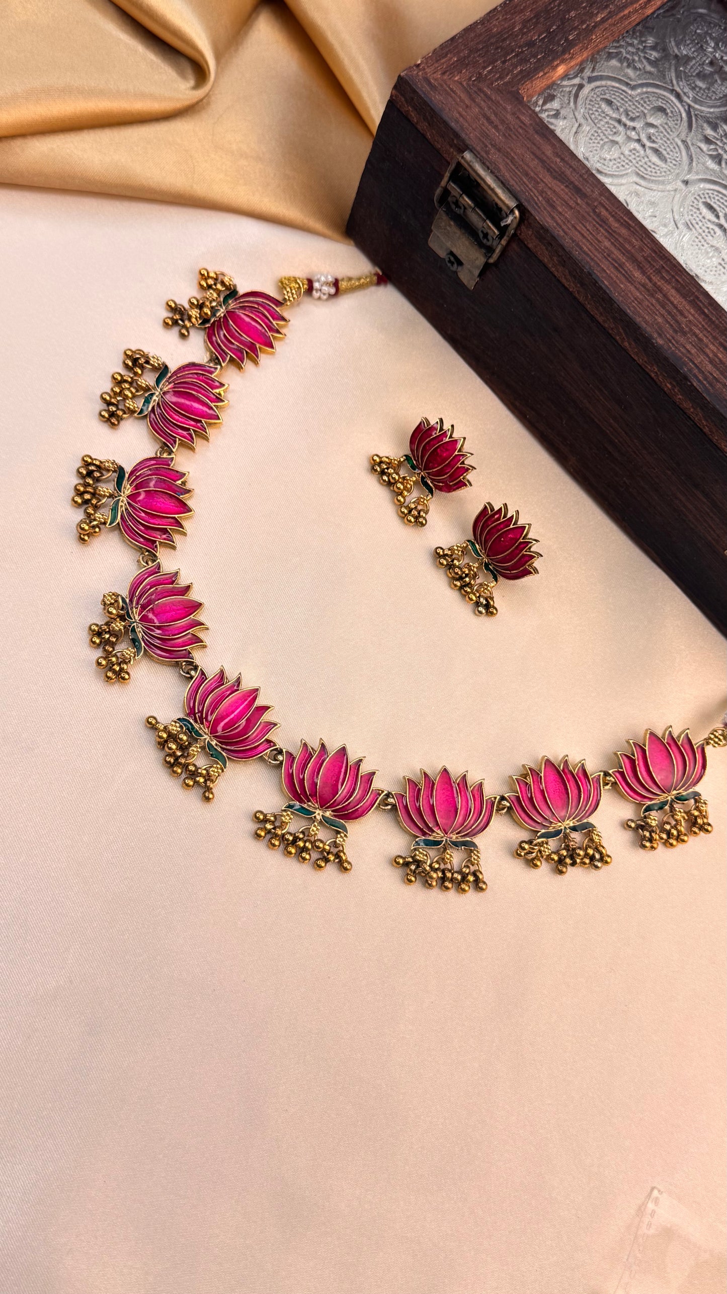 Gunguru Lotus Necklace Set