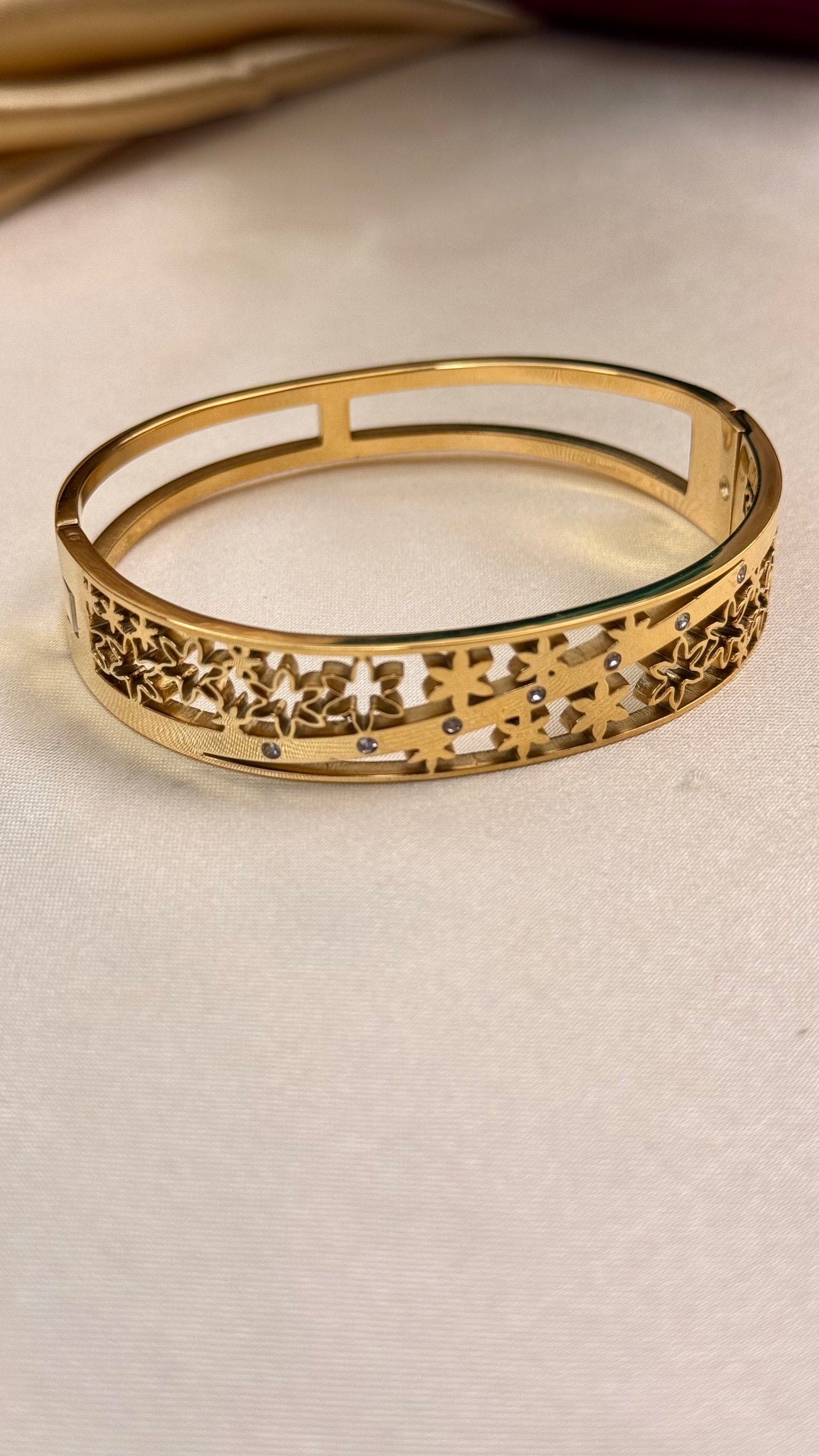 Flower drop Openable Bangle