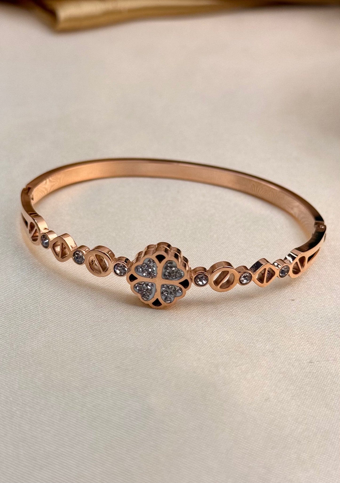 Stone flower Openable Bangle